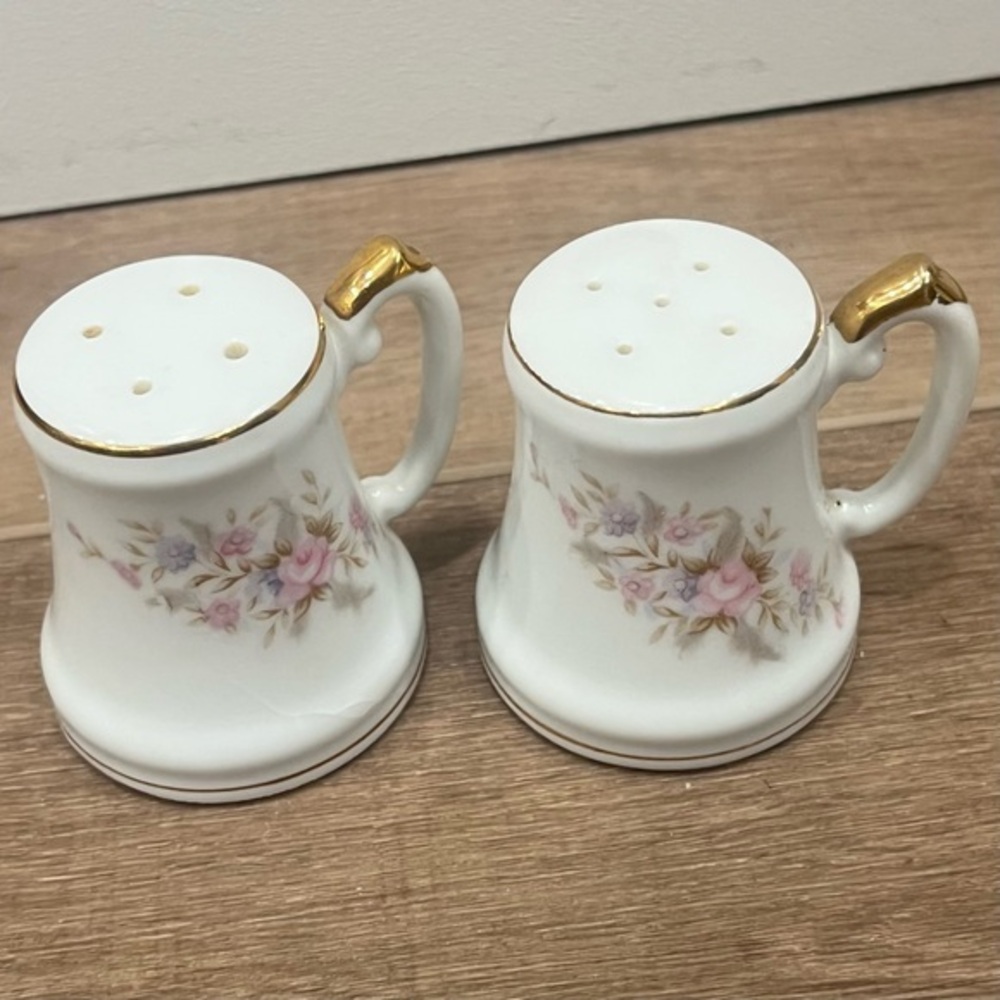 Lefton Mug Salt Pepper Shakers Soft Floral Porcelain Hand‎ Painted Gold Rim 6437